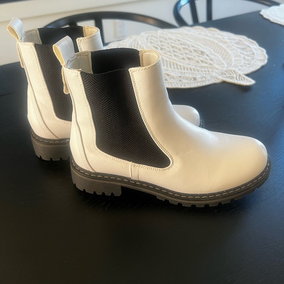 “To be Honest” white boots to make your fall outfit look awesome. - Picture 5 of 6